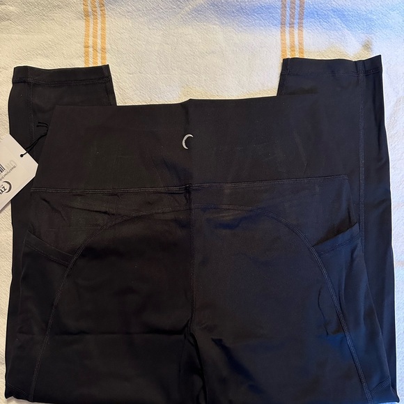 Zyia Black Brilliant Hi-Rise Capri Legging - Picture 4 of 5